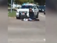 Momentul în care un bărbat de culoare a fost împușcat pe stradă de un polițist. VIDEO