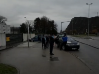 Bărbat arestat, în urma incidentului în care un șofer a încercat să intre cu maşina într-un grup de militari, în Franța