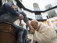 Papa Francisc a spălat picioarele unor deţinuţi: 