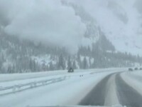 Momentul în care o avalanșă acoperă o autostradă din Colorado