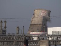 Un vechi turn de răcire pe o platformă industrială, demolat la marginea Ploieștiului