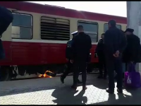 Mărturiile pasagerilor din trenul care a luat foc în gară: „Două minute și explodam toți”