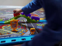 Mama unui copil cu autism virtual: „Stă 2-3 ore în fața tabletei. Nu ne înțelegem cu el”