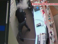 Momentul în care un angajat al unui magazin de bijuterii este împușcat de hoți