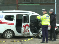 O ambulanță, implicată într-un accident grav în Prahova. Un pacient a murit