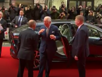VIDEO. Reacția prințului Charles când și-a dat seama că nu trebuie să dea mâna cu oamenii