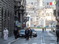 Papa Francisc, singur pe străzile pustii ale Romei. Unde s-a rugat pentru salvarea lumii de coronavirus