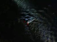 Femeie salvată dintr-o mașină luată de viitură