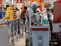 Timișorean în combinezon de protecție, la cumpărături în supermarket