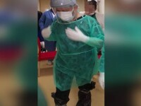 Adevărul despre situația spitalelor din România. Picioarele unui medic, protejate cu saci de gunoi