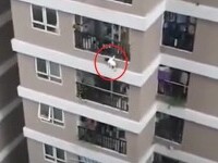 VIDEO. O fetiță de doi ani a căzut de la etajul 12 al unui bloc. Micuța a fost salvată de un curier