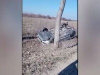 Șoferiță de 40 de ani, la un pas de moarte după ce s-a răsturnat pe un câmp, în Dâmbovița