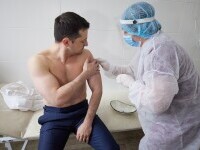 Președintele Ucrainei, Vladimir Zelensky, s-a vaccinat la bustul gol. Cu ce ser s-a imunizat