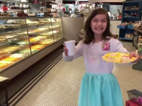 O fetiță din SUA vinde limonadă pentru a-și salva viața. Câți bani a strâns pentru operațiile costisitoare