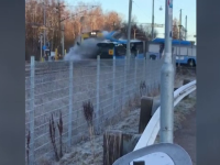 Coliziune între un tren și un autobuz, în Suedia. Autobuzul a rămas blocat pe calea ferată