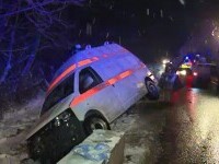 Accident grav în Dâmbovița. O ambulanță s-a răsturnat, în timp ce transporta o pacientă gravidă