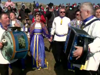 Cum au sărbătorit rușii lipoveni ziua dinaintea celui mai aspru post din an. Vor să împartă maslenița cu turiștii