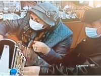 VIDEO Recompensă pentru prinderea a doi bătrâni care au furat bijuterii din mai multe magazine din Vaslui și Iași