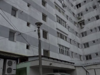 O femeie din Bârlad a murit, după ce a căzut de la etajul 7 al unui bloc. Părinții au găsit un mesaj de adio