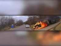 Un camion în flăcări a tăiat calea unei mașini de poliție în SUA. Ce s-a întâmplat apoi. VIDEO
