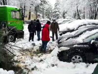 Probleme în toată ţara, din cauza zăpezilor. Turiști blocați, copaci rupți și pietre căzute de pe versanți