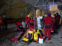 Exercițiu de salvare în Peștera Ialomiței. O tânără rănită, scoasă cu succes de la 500 de metri adâncime