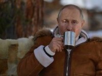 Vladimir Putin a anunțat că se vaccinează marți. ”Ne întrebăm ce interese apără acești oameni”