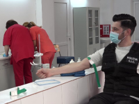 Polițiștii din Alba donează sânge și cumpără daruri pentru nevoiași