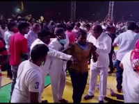 VIDEO. Momentul în care o tribună din lemn se prăbușește în timpul unui meci, în India