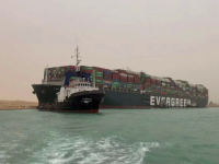 O navă uriașă, lungă cât patru terenuri de fotbal, a rămas blocată în malul canalului Suez