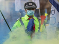 Sute de polițiști au protestat cu fumigene la Ministerul de Interne