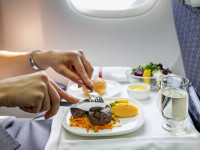 Compania aeriană care livrează la domiciliu mâncarea din avion. Cât costă serviciul