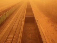 O furtună uriașă de nisip „a înghițit” Beijingul. Oamenii au fost nevoiți să-și acopere ochii
