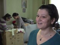 Familia preotului din Veștem a adoptat o mamă din Ucraina cu doi copii, și al treilea pe drum. Nu a contat că aveau deja șas