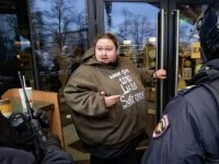 Un rus s-a legat cu cătușe de ușa unui restaurant McDonald's din Moscova, în semn de protest