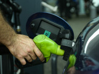 Începând de vineri doar șoferii unguri vor putea cumpăra combustibili la preţuri reduse, în Ungaria