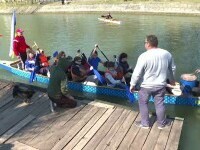 O altfel de experiență pentru refugiații ucraineni din Timișoara. Plimbări cu canoea pe Bega, pentru copii și mame
