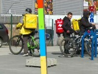 Sufocați de scumpiri, românii nu mai lasă bacșiș. O treime din veniturile livratorilor vine din cât le lasă clienții