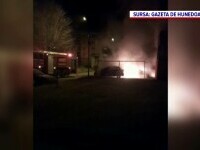 Două mașini s-au făcut scrum, într-o parcare din județul Hunedoara. Focul s-a extins și la fațada unui bloc