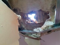 O casă din Hunedoara a fost distrusă după ce un bolovan a căzut prin acoperiș. Un altul a fost găsit într-o curte