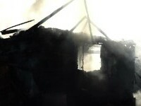 Incendiu puternic în Baia Mare. Două familii cu zece copii au rămas pe drumuri