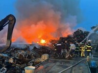 Incendiu puternic la un centru de deșeuri din Glina. S-au produs doar pagube materiale. VIDEO