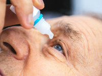 Un mort și mai multe persoane rămase fără ochi după ce și-au pus picături. Ce s-a descoperit în flacoane