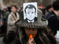 Franța, zguduită iarăși de proteste violente împotriva creșterii vârstei de pensionare. Mulțimea e furioasă pe Macron
