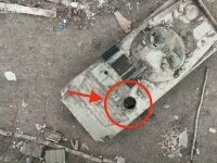 VIDEO. Momentul în care o dronă se apropie încet de un tanc rusesc și aruncă o bombă exact în trapa deschisă