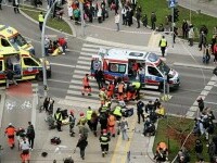O mașină a intrat în plin în oamenii care traversau o stradă din Polonia. Cel puțin 17 persoane sunt rănite. VIDEO