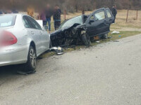 Accident cu trei autoturisme pe un drum din judeţul Vâlcea. Trei persoane au fost duse la spital