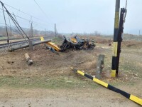 Un tren care circula pe ruta Iaşi-Braşov a lovit un excavator. Pasagerii şi personalul feroviar nu au fost răniţi