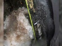 Momentul în care un schior cade în gol, la baza unei cascade. Era ascunsă de un strat gros de zăpadă | VIDEO