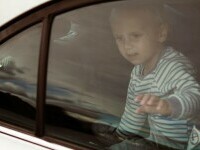 O mamă din Bihor și-a lăsat copiii în mașină și a plecat la farmacie. Când s-a întors a realizat greșeala făcută